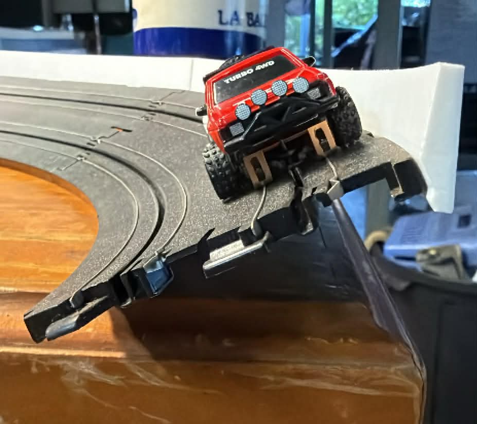 ThunderWall - Banked Turn Outer Barrier -  AFX / AutoWorld compatible